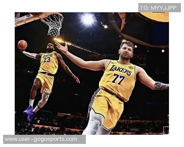 小里与东契奇的默契搭档雷迪克谈勒布朗缺阵的影响与应对策略